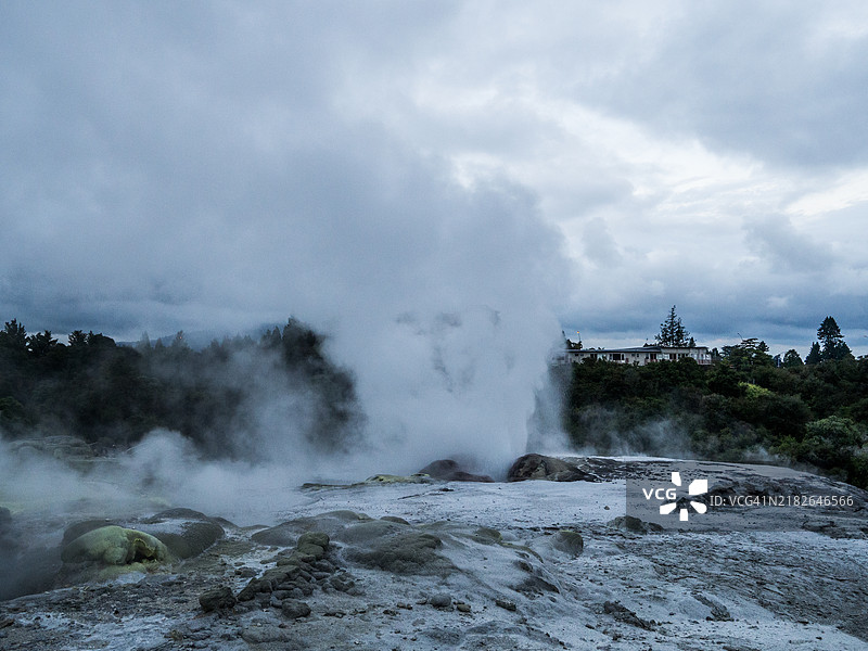 活跃的地热场，瓦卡雷瓦雷瓦热谷，新西兰，奥西亚图片素材