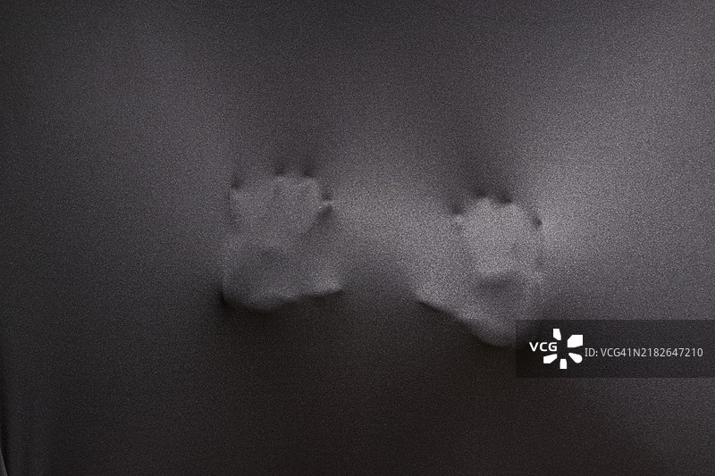 两只手在按压布料图片素材