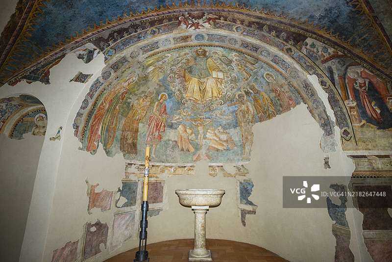 意大利斯佩洛圣安德烈亚教堂的壁画图片素材