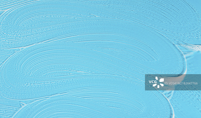 平铺的肥皂泡沫与蓝色背景图片素材