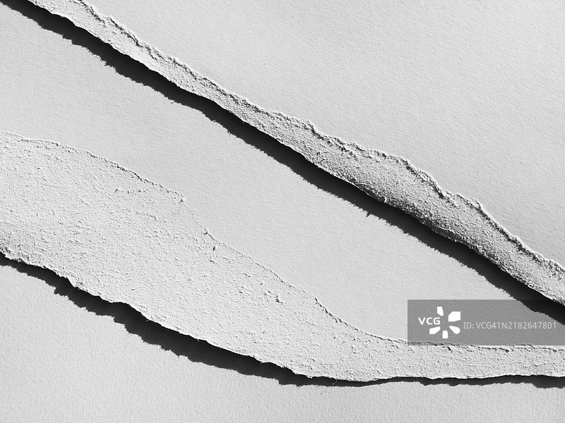 灰色撕裂的纸层图片素材