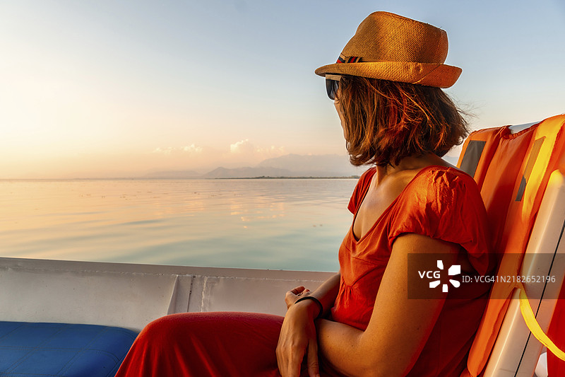 在阿尔巴尼亚希罗卡的什科德湖上，乘船游览的女性游客图片素材