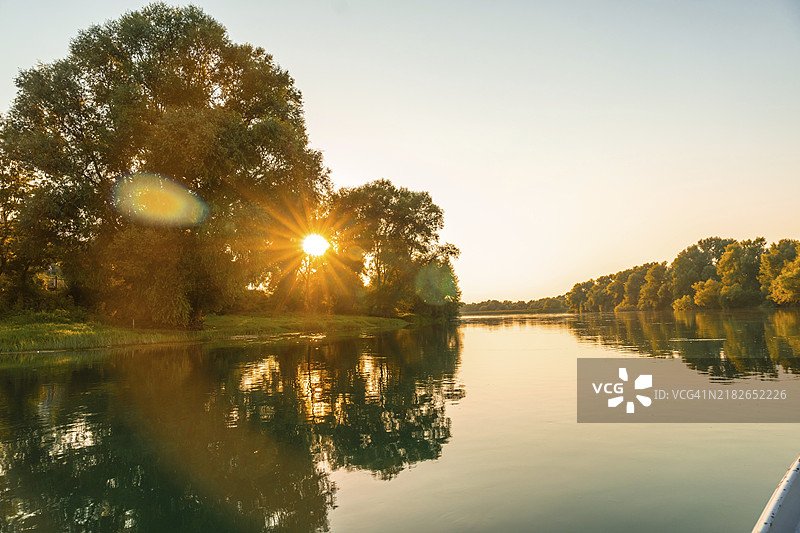 在阿尔巴尼亚希罗卡的什科德湖上，游船上的日落景色。图片素材