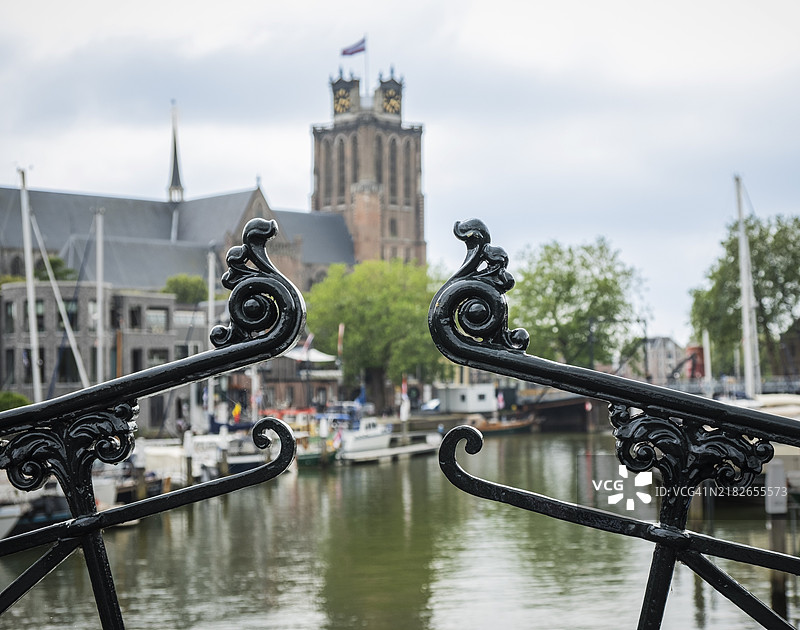 荷兰多德雷赫特内陆港的长铁桥图片素材