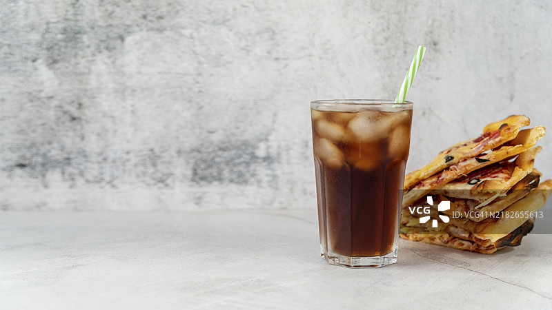 正面视角的披萨片和汽水图片素材