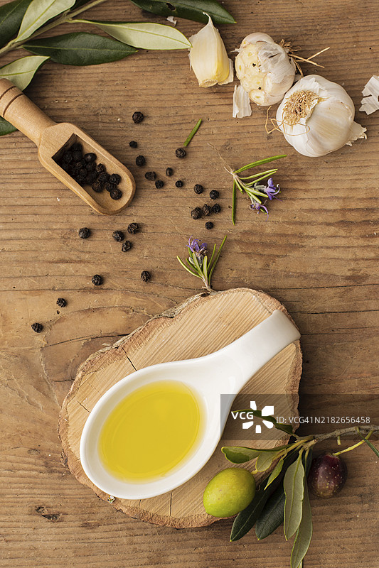 平铺的橄榄油、大蒜和胡椒图片素材