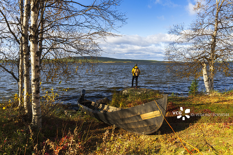 年轻女性沉思自然，芬兰图片素材