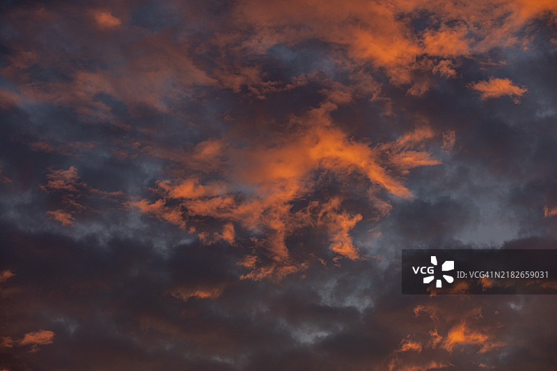 傍晚天空中的日落与乌云图片素材