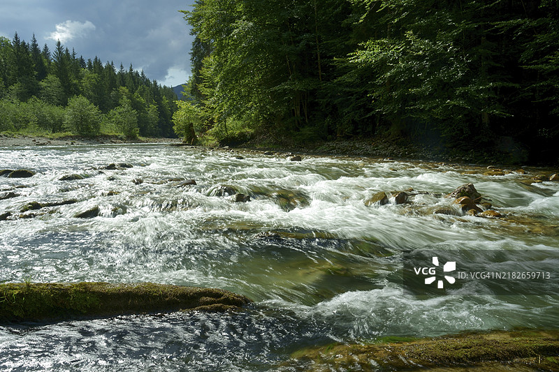 巴伐利亚州阿默峡谷附近的阿默河激流图片素材