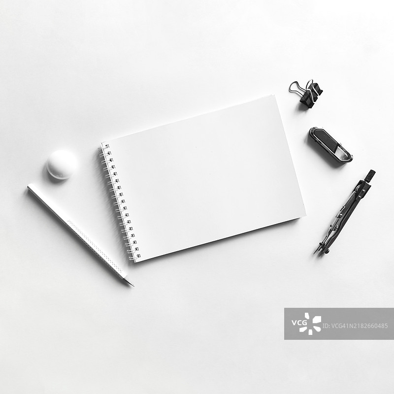 作图笔记本纸、铅笔、圆规、夹子、磁铁图片素材