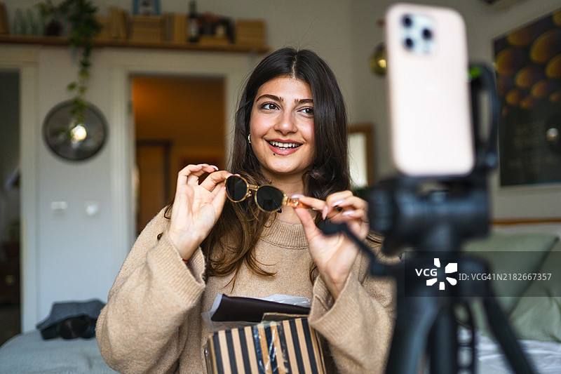 年轻女性制作产品评测视频图片素材