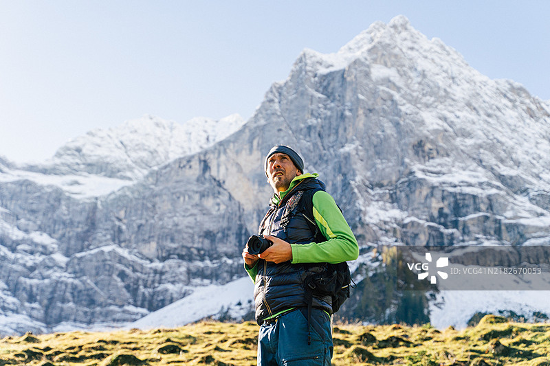 男人们在秋天拍摄山地风景图片素材