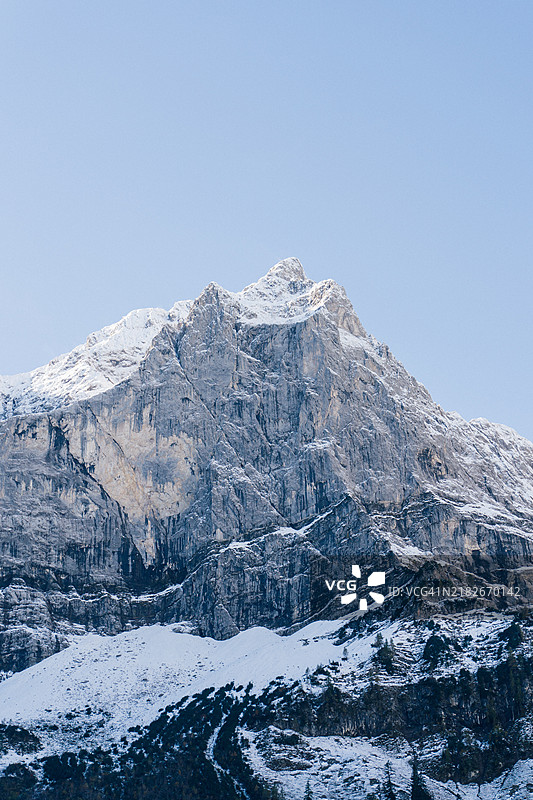 秋季的卡尔文德尔山脉雪顶特写。图片素材