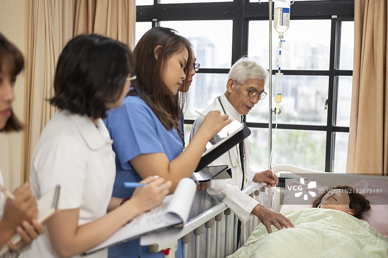 医学院的教授正在向医学生教授相关知识。图片素材