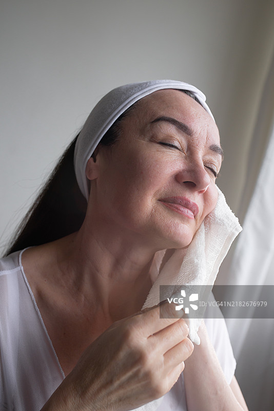 女性的美与内心的平衡图片素材