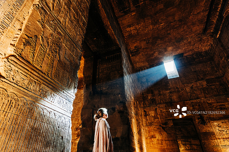 女性在埃及探索古老的寺庙。图片素材