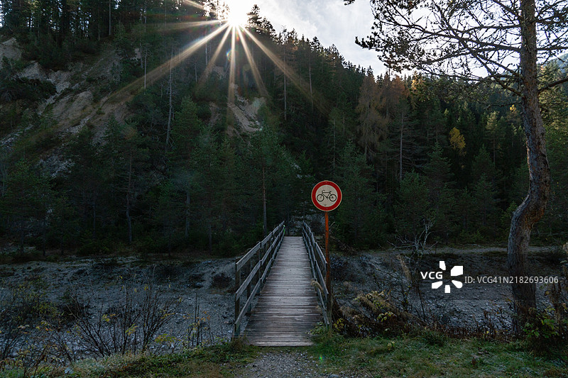 山区禁止骑行标志图片素材