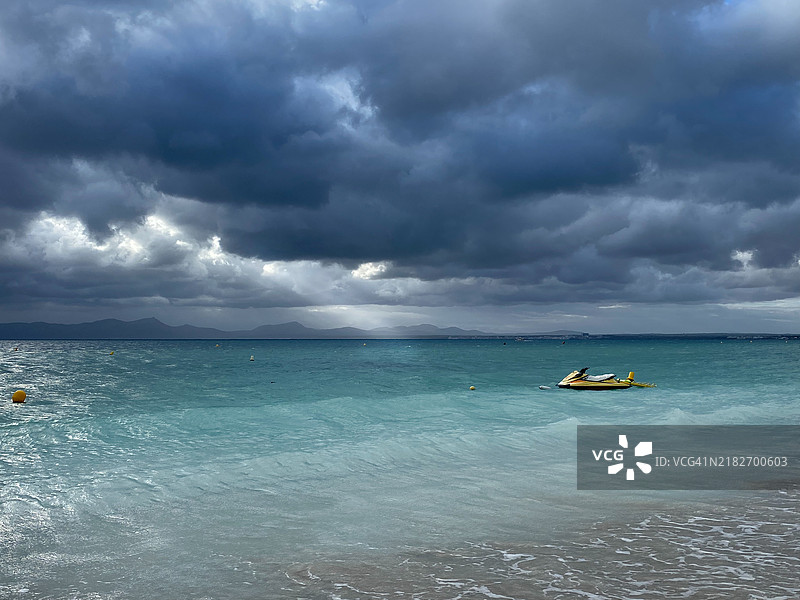 地中海海滩上的摩托艇与暴风云 | 西班牙图片素材