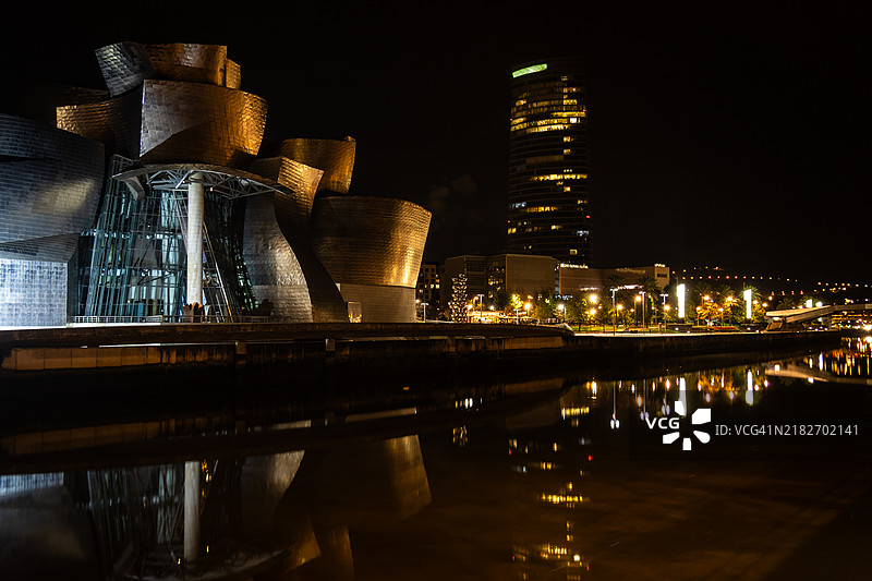 比尔巴鄂夜景与古根海姆博物馆图片素材