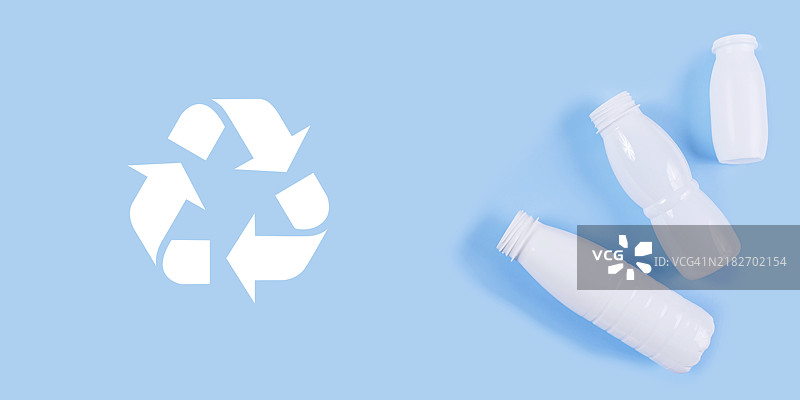 白色塑料瓶摆放在蓝色表面上图片素材