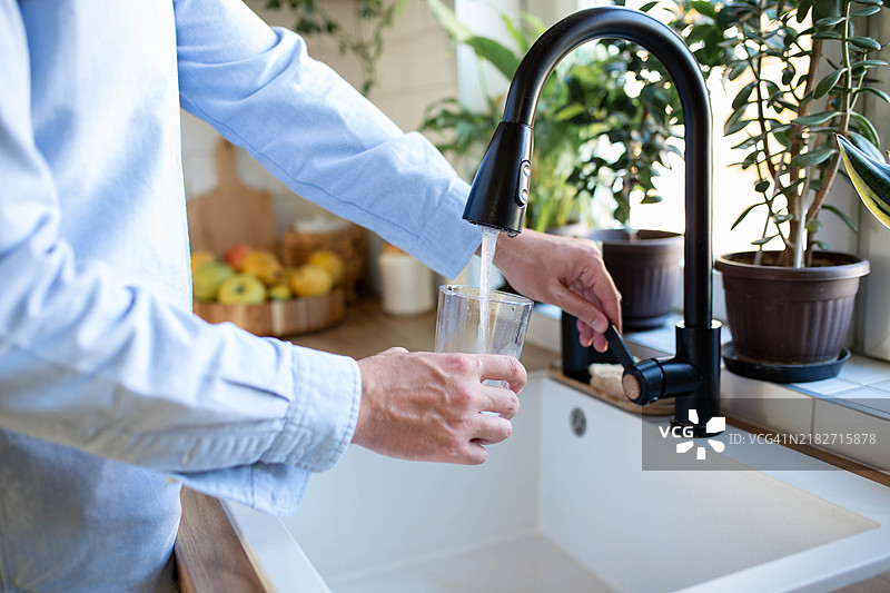 以新鲜的水开始早晨图片素材