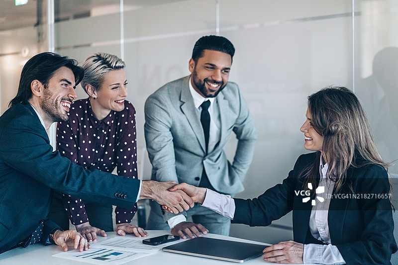 女商人与同事握手图片素材