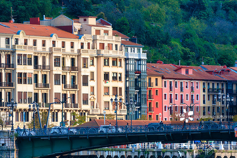 比尔巴鄂老城及其河口的景观图片素材