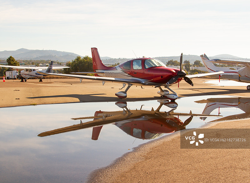 小型红色私人飞机与倒影图片素材