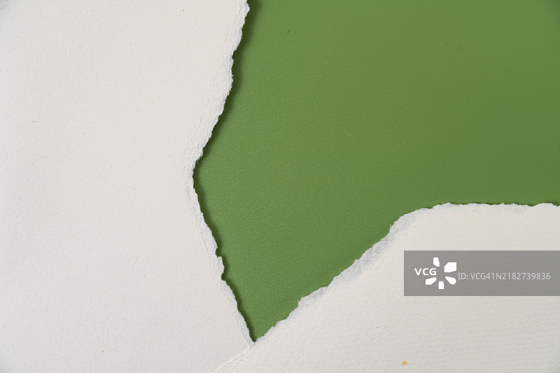 撕裂的纸框，绿色背景与白色对比，留白空间图片素材