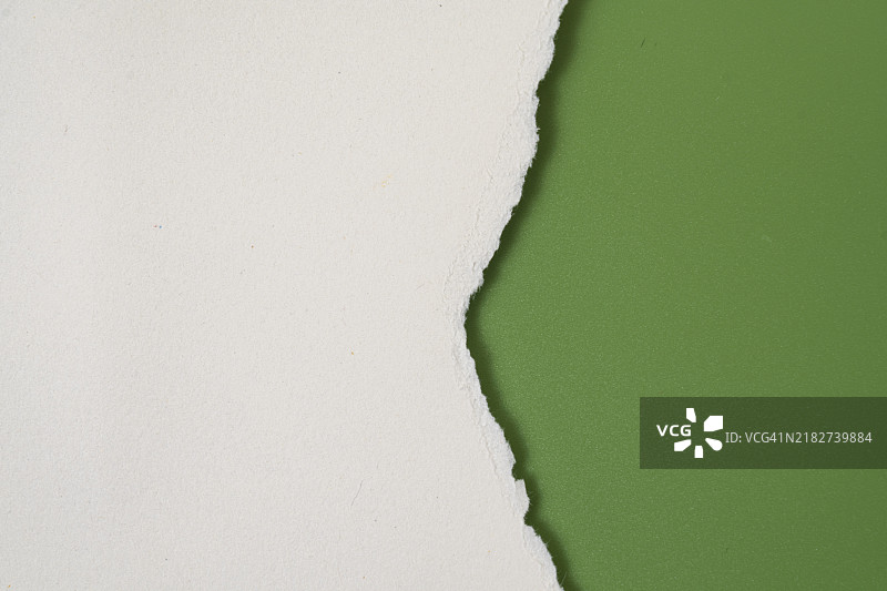 撕裂的纸框，绿色与白色背景，留白空间图片素材