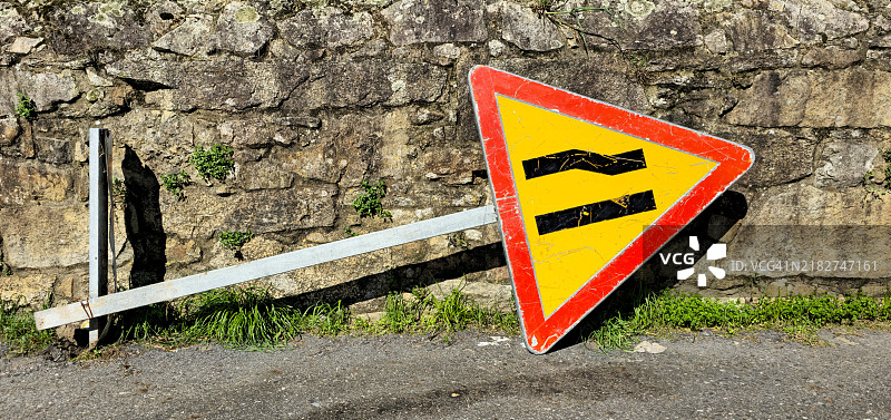 交通标志：道路变窄。图片素材