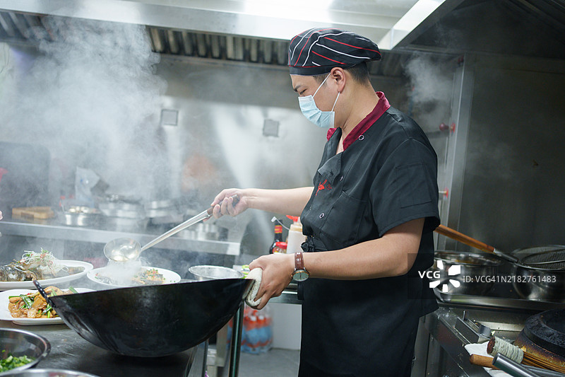 厨师在烹饪图片素材