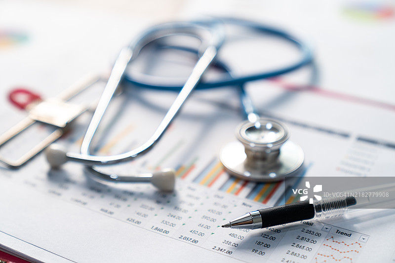 财务报告图表和计算器 医疗报告和听诊器图片素材
