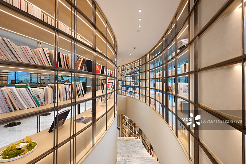 一家拥有现代室内装饰和整齐书架的书店图片素材