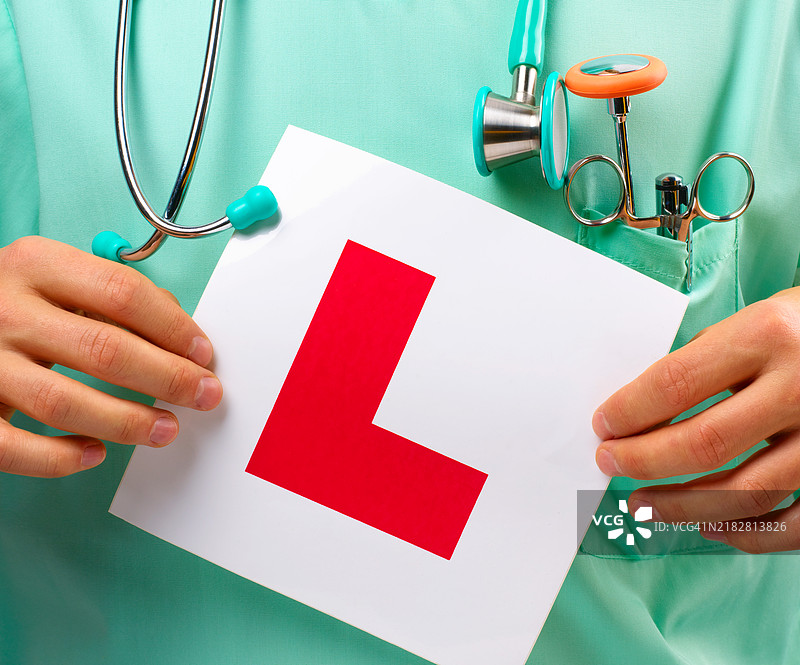 挂着L牌的医学生。图片素材