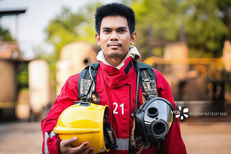 疲惫的消防员肖像，他们刚刚进入火场扑灭火焰。图片素材