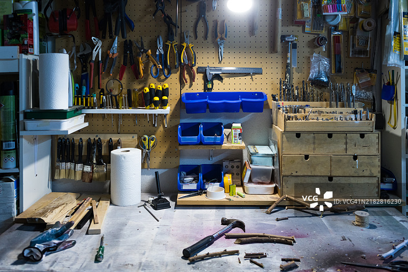 整理好的工作台，上面摆放着工具和材料。螺丝刀、钳子、锤子、工作台、木工、维修和改进。图片素材