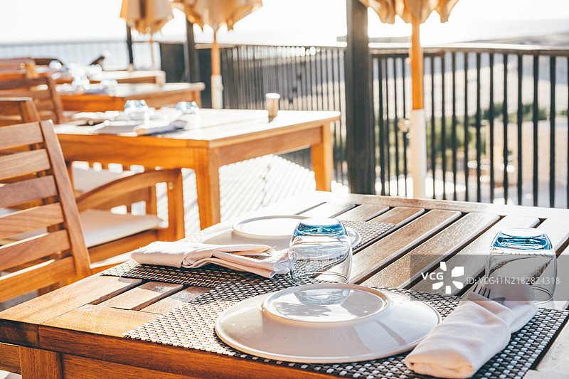 现代咖啡馆的摆放桌子。图片素材