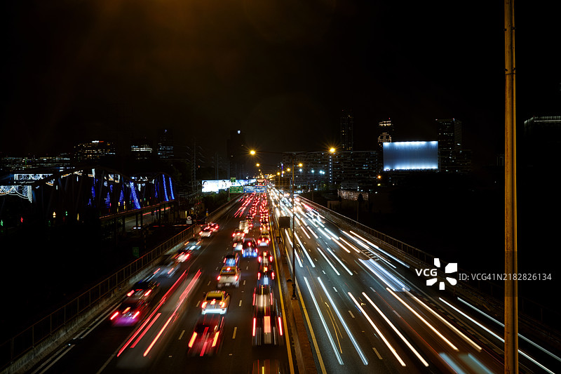 曼谷夜间繁忙的高速公路交通与光轨图片素材