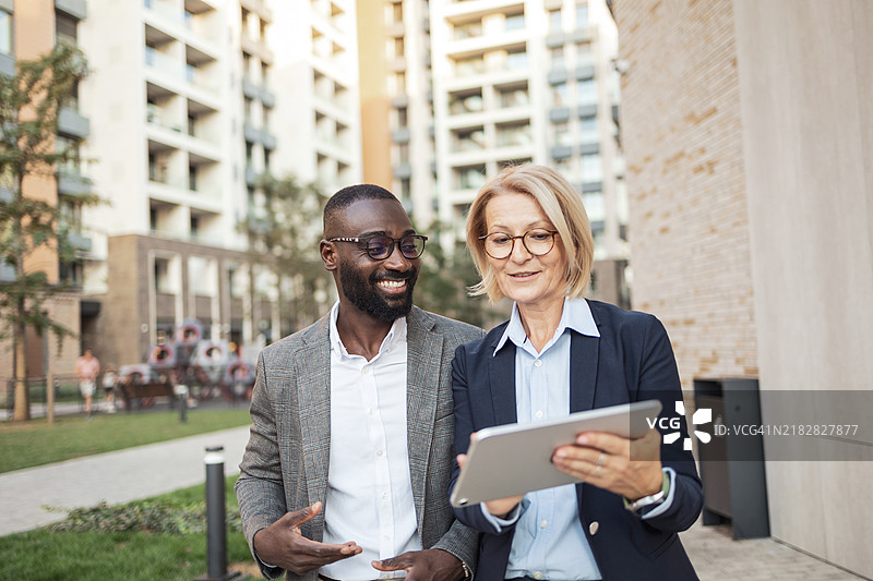 商务专业人士在户外合作和审阅文件图片素材