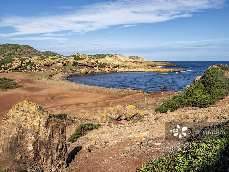 梅诺卡岛北部一片未受破坏的红色沙滩。图片素材