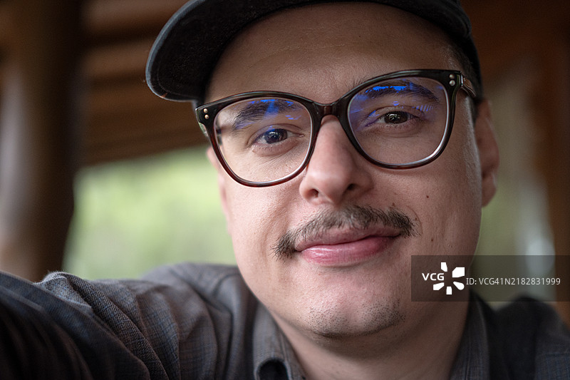 微距肖像，一名男子对着镜头微笑图片素材