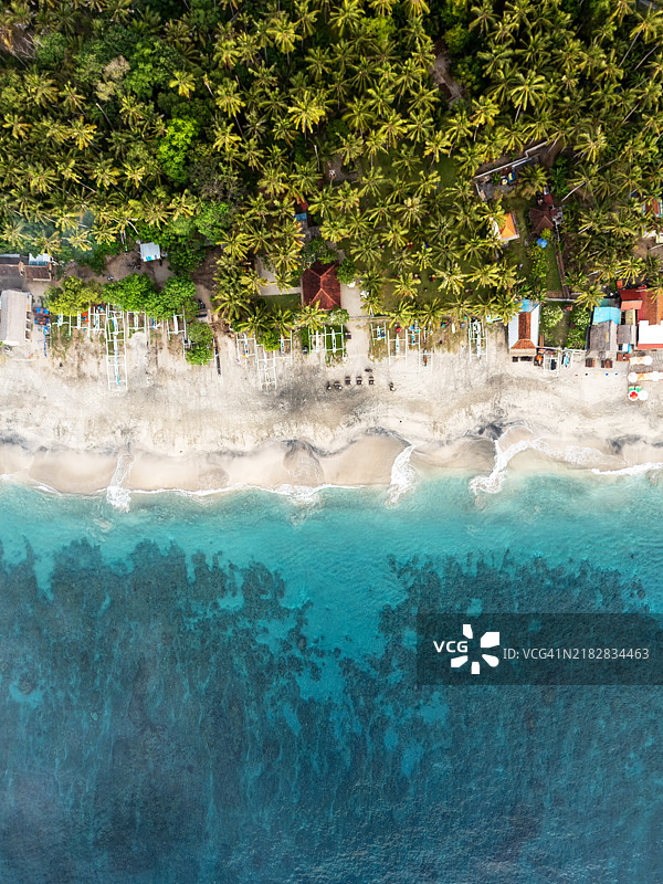 巴厘岛卡朗阿森的白沙滩无人机视角图片素材