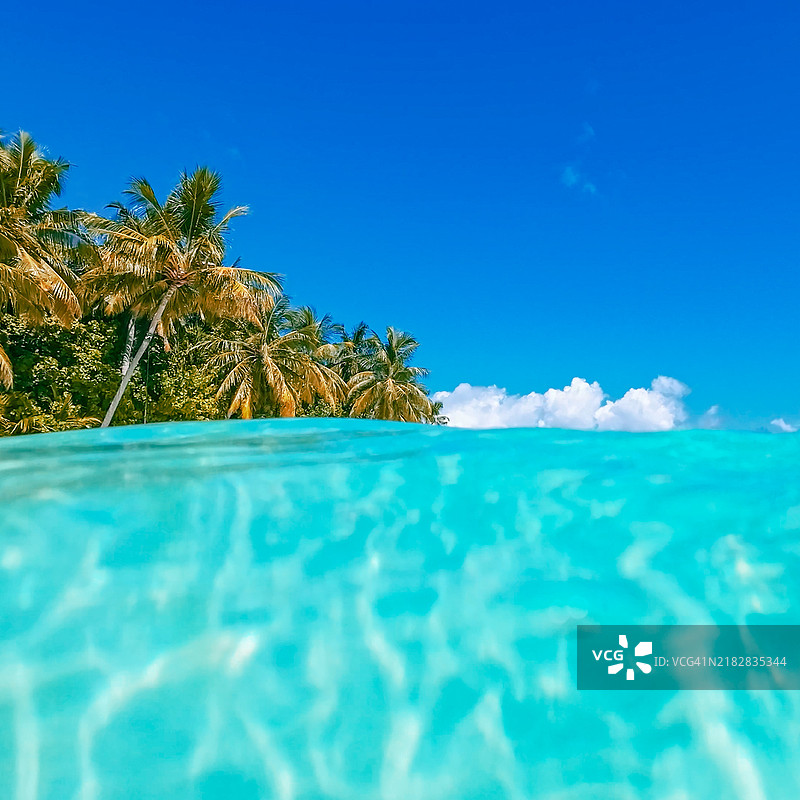 从海洋看热带岛屿的低角度分割视图图片素材