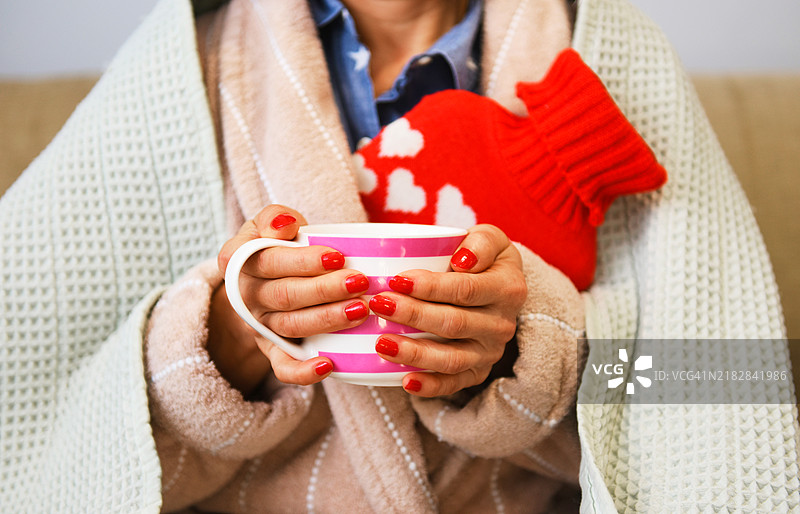 感染新冠、感冒和流感的女性在喝水。图片素材