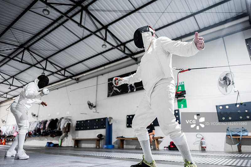 人们在健身俱乐部练习击剑图片素材