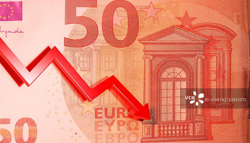 欧元货币与向下的箭头和红色调，衰退的象征图片素材