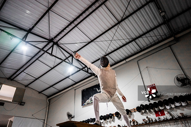 少年在健身俱乐部练习击剑图片素材