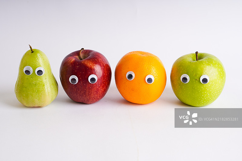 白色背景上的苹果、番石榴和橙子表情符号图片素材