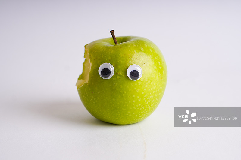白色背景上的绿色苹果与表情符号图片素材